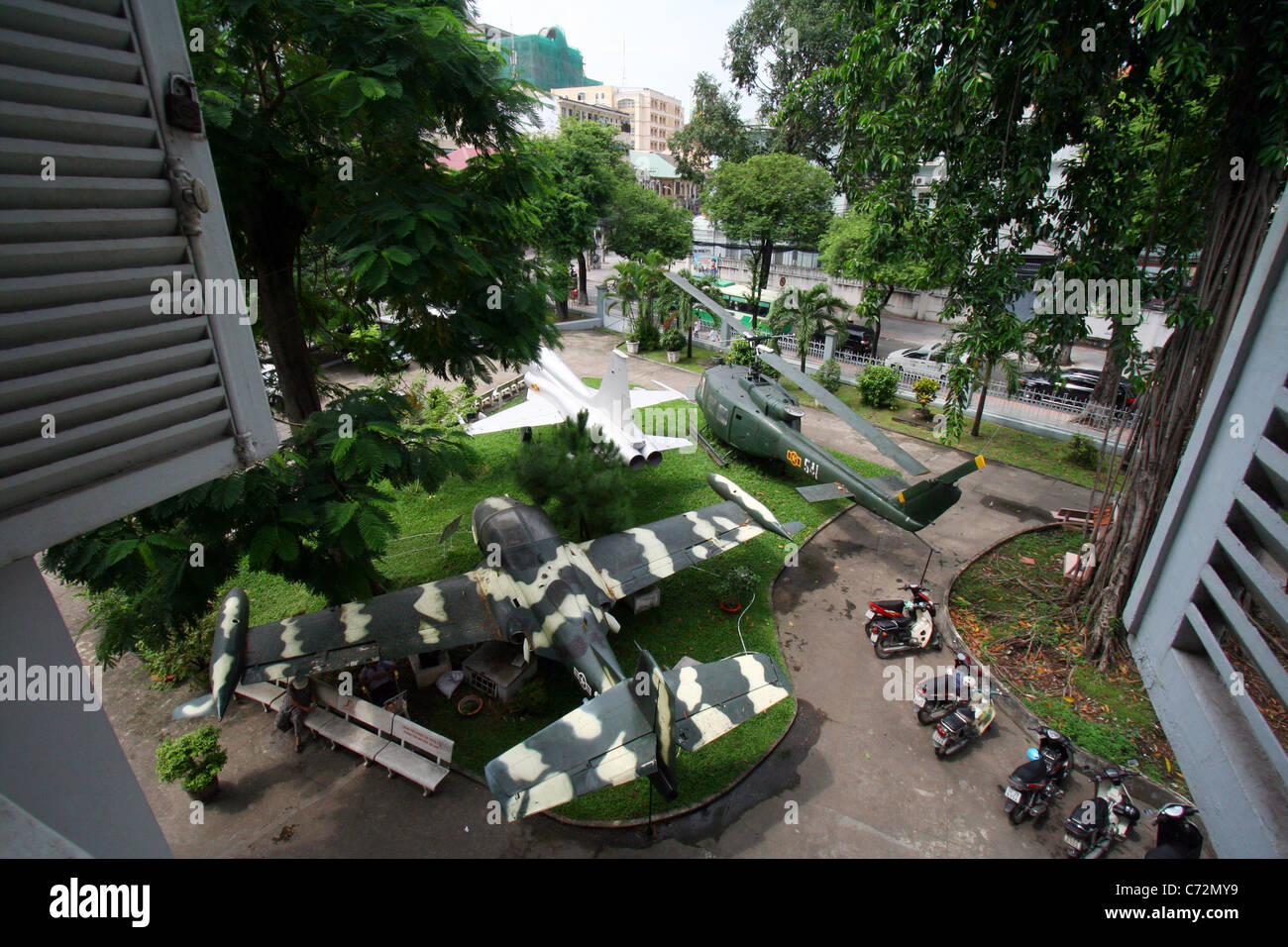 Des avions américains et vietnamiens du sud et d'hélicoptère au musée municipal d'Ho chi minh vietnam. Banque D'Images