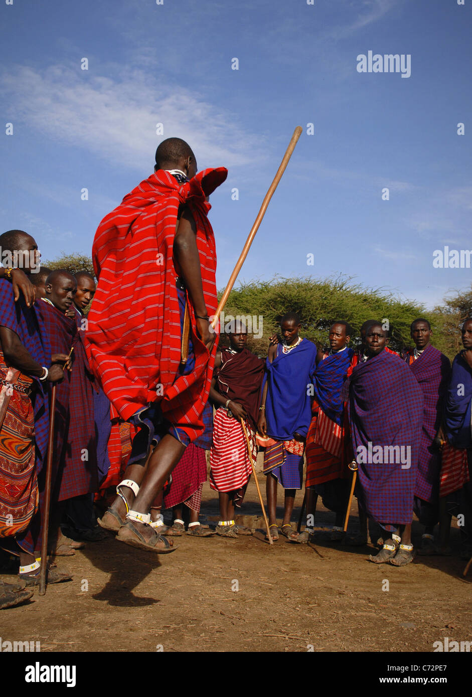 Village Massaï. La scène de danse de guerrier Masai,Tanzanie, Afrique de l'Est. Banque D'Images