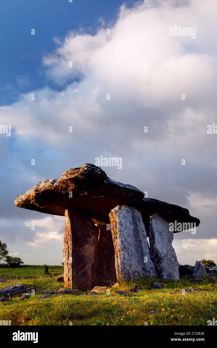 Dolmen de Poulnabrone, le Burren, comté de Clare, Irlande Banque D'Images
