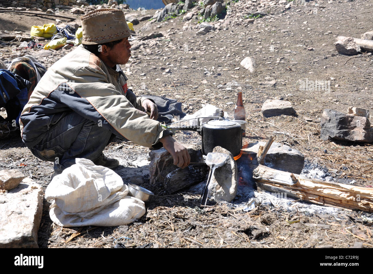 Un commerçant cuisson du riz près de Salli Khola, Limi Valley road point Humla. Banque D'Images