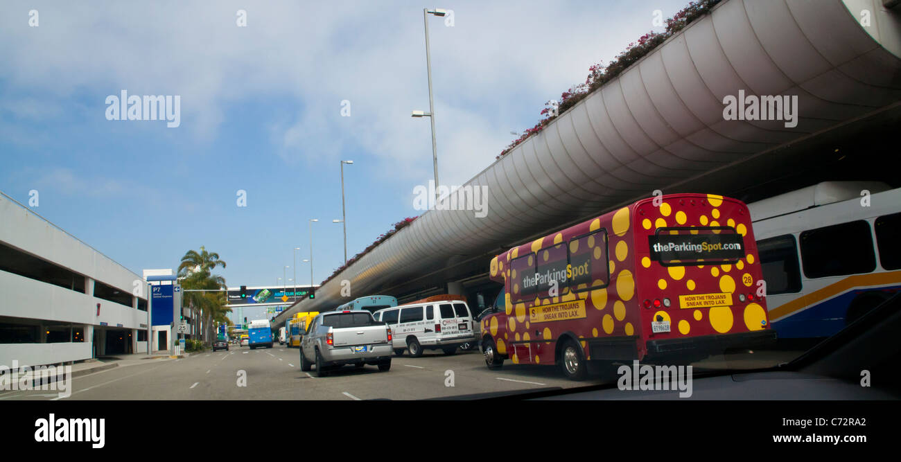 Bus navette à l'Aéroport International de Los Angeles LAX au terminal des arrivées. Banque D'Images