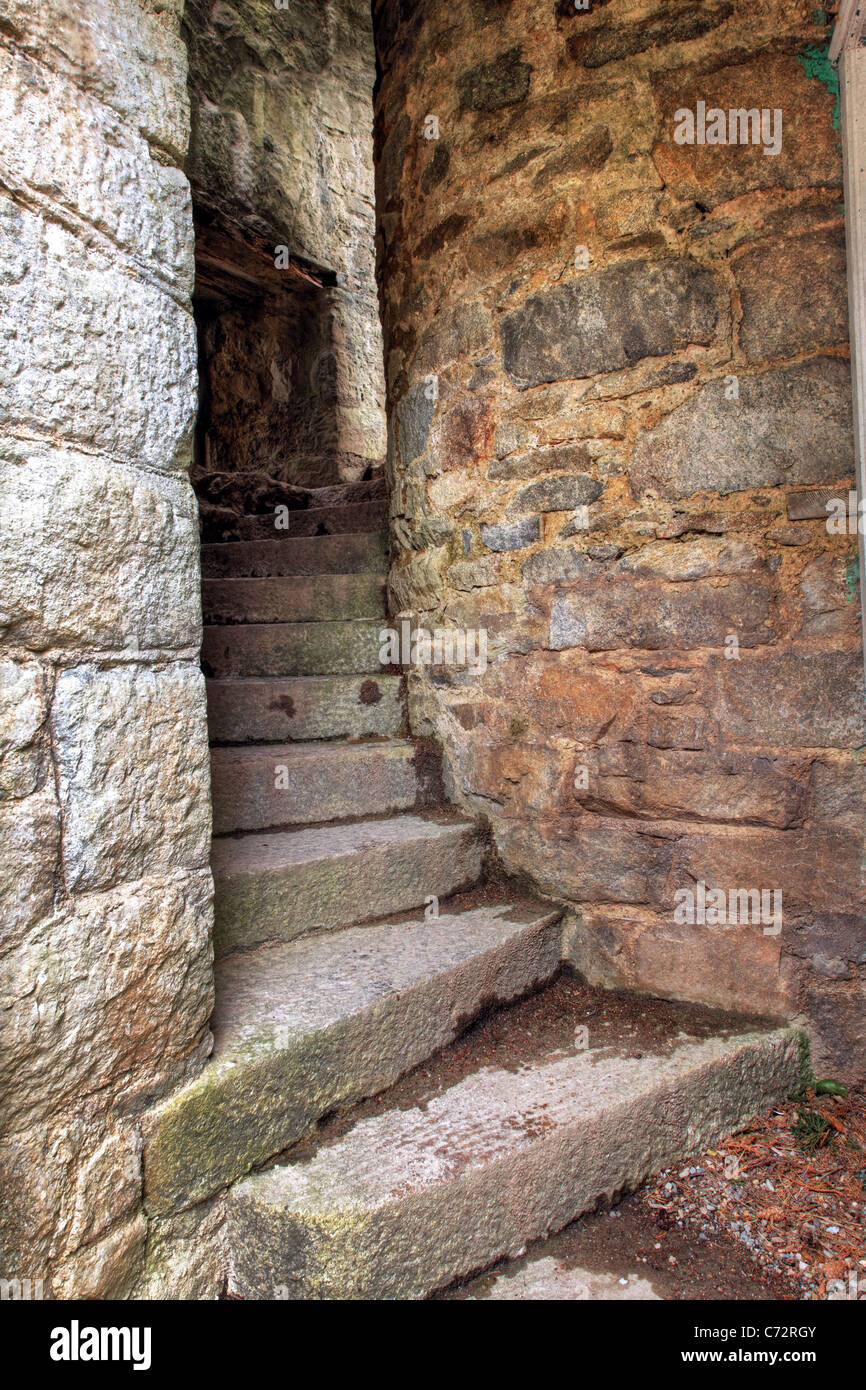 Escalier en pierre en spirale, Château de Glenveagh, le parc national de Glenveagh, comté de Donegal, en République d'Irlande Banque D'Images