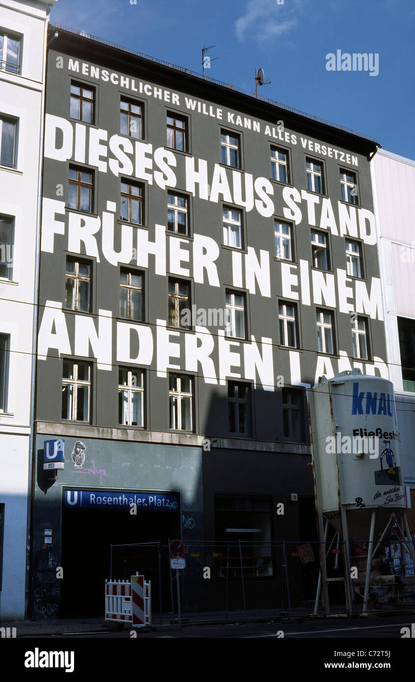 'Dieses Haus früher stand dans un Land' (La chambre était une fois dans un pays différent). Appartement Maison à Berlin. Banque D'Images