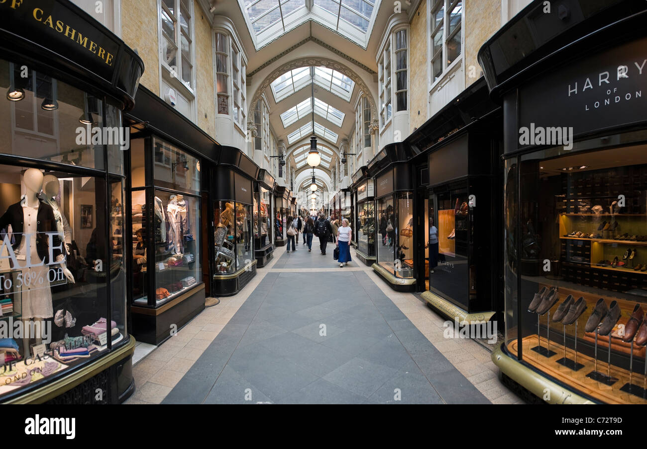 Cher West End boutiques dans Burlington Arcade situé juste à côté de Piccadilly, London, UK Banque D'Images