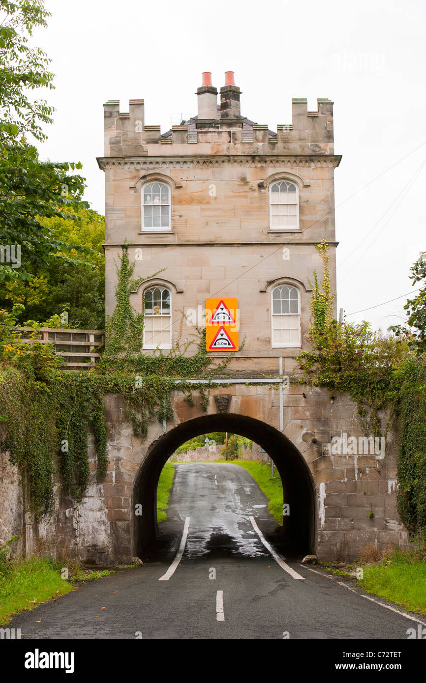 Pont sec lodge construit sur la route près de Mostyn Hall, Mostyn, Nord du Pays de Galles. Banque D'Images