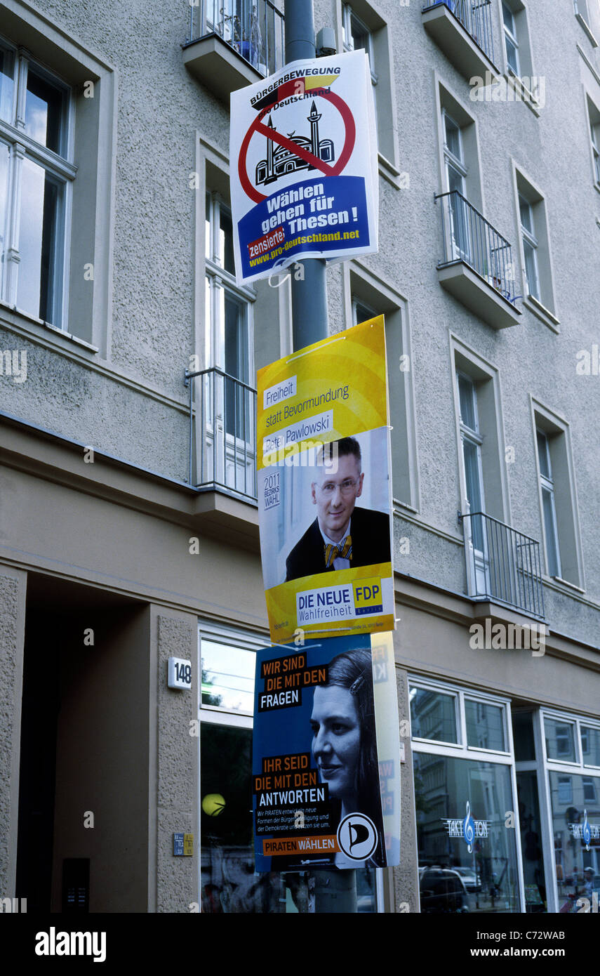 Les affiches de la campagne électorale sur un lampadaire à Invalidenstrasse dans quartier de Mitte à Berlin. Banque D'Images