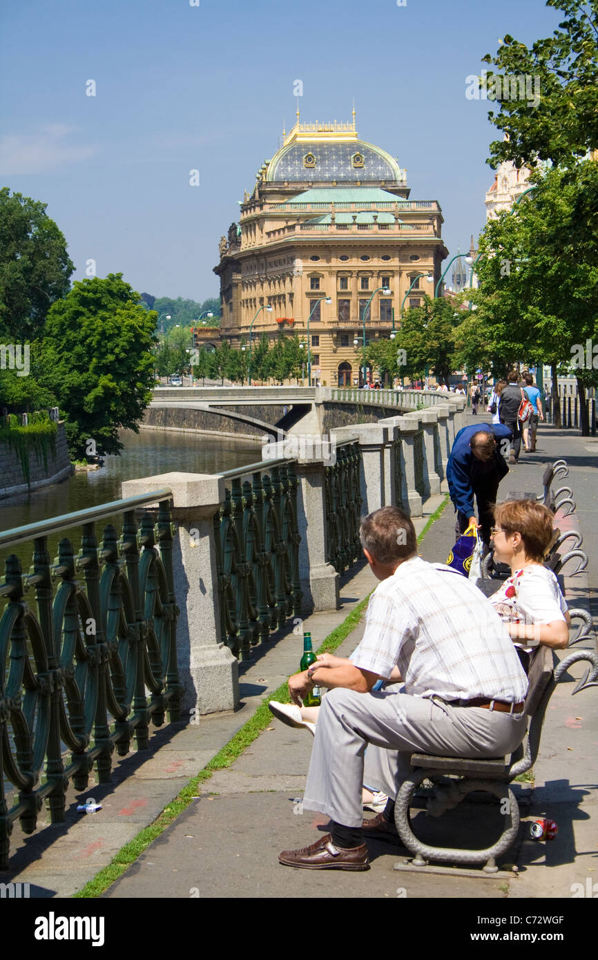 Les gens sur la rive de la Vltava, en face du Théâtre National, à Prague, l'UNESCO World Heritage Site, République Tchèque Banque D'Images