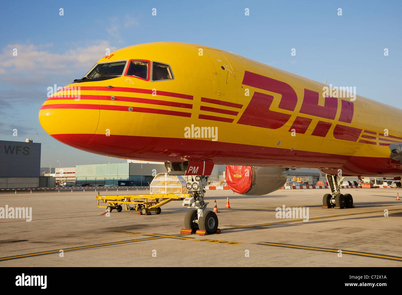 DHL Boeing 757-200SF converti cargo) OO-DPM enregistrement garé sur le tarmac à l'aéroport de Barcelone Banque D'Images