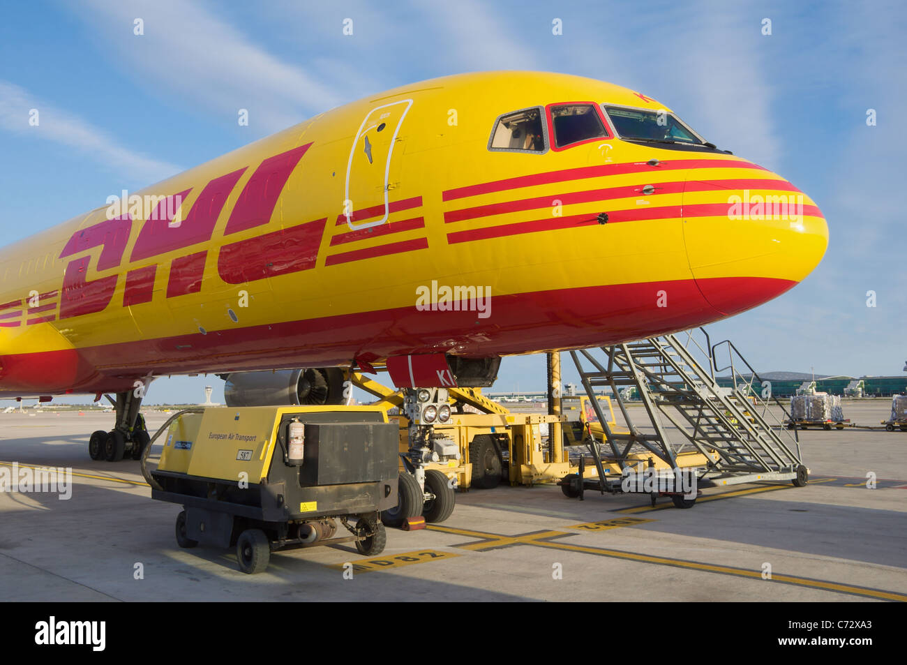 DHL Boeing 757-200SF converti inscription avion cargo G-BIKi garé sur le tarmac à l'aéroport de Barcelone Banque D'Images