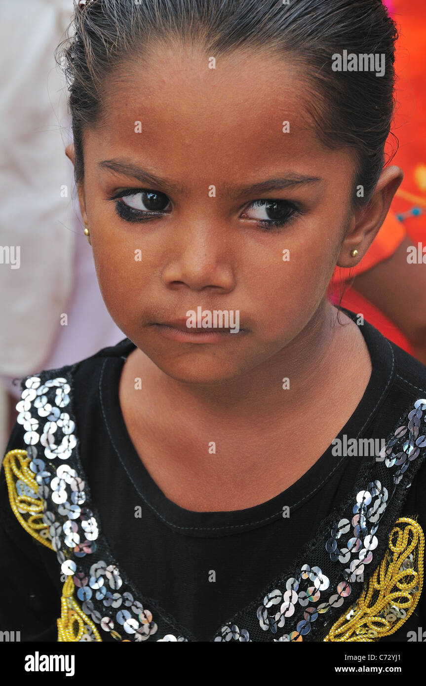 Jeune fille à Har Ki Pairi ghat par le Gange. Banque D'Images