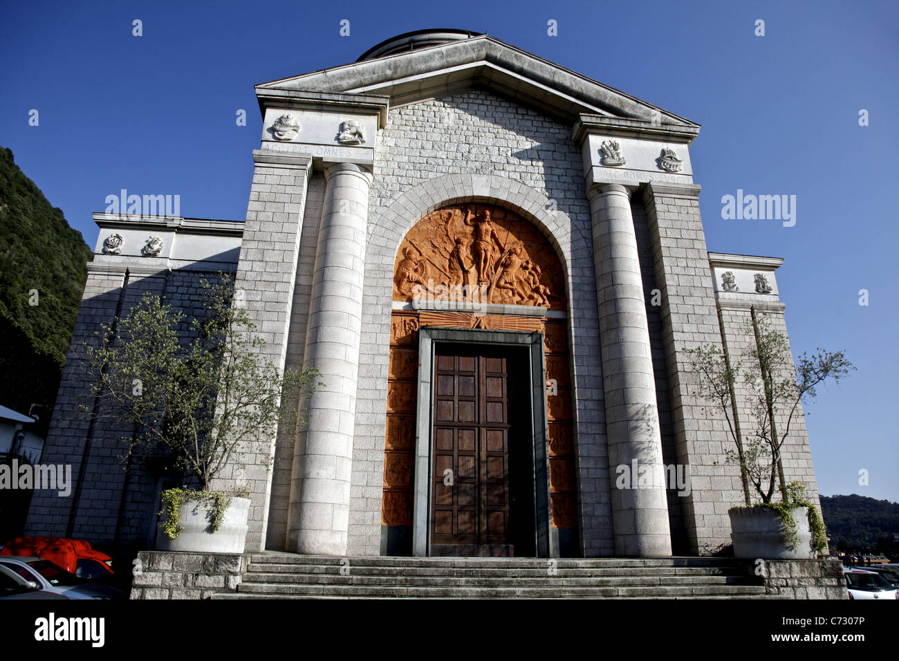 L'entrée de Chiesa di S. Ambrogio ou ce qu'on appelle la "nouvelle église" de Porto Valtravaglia Banque D'Images