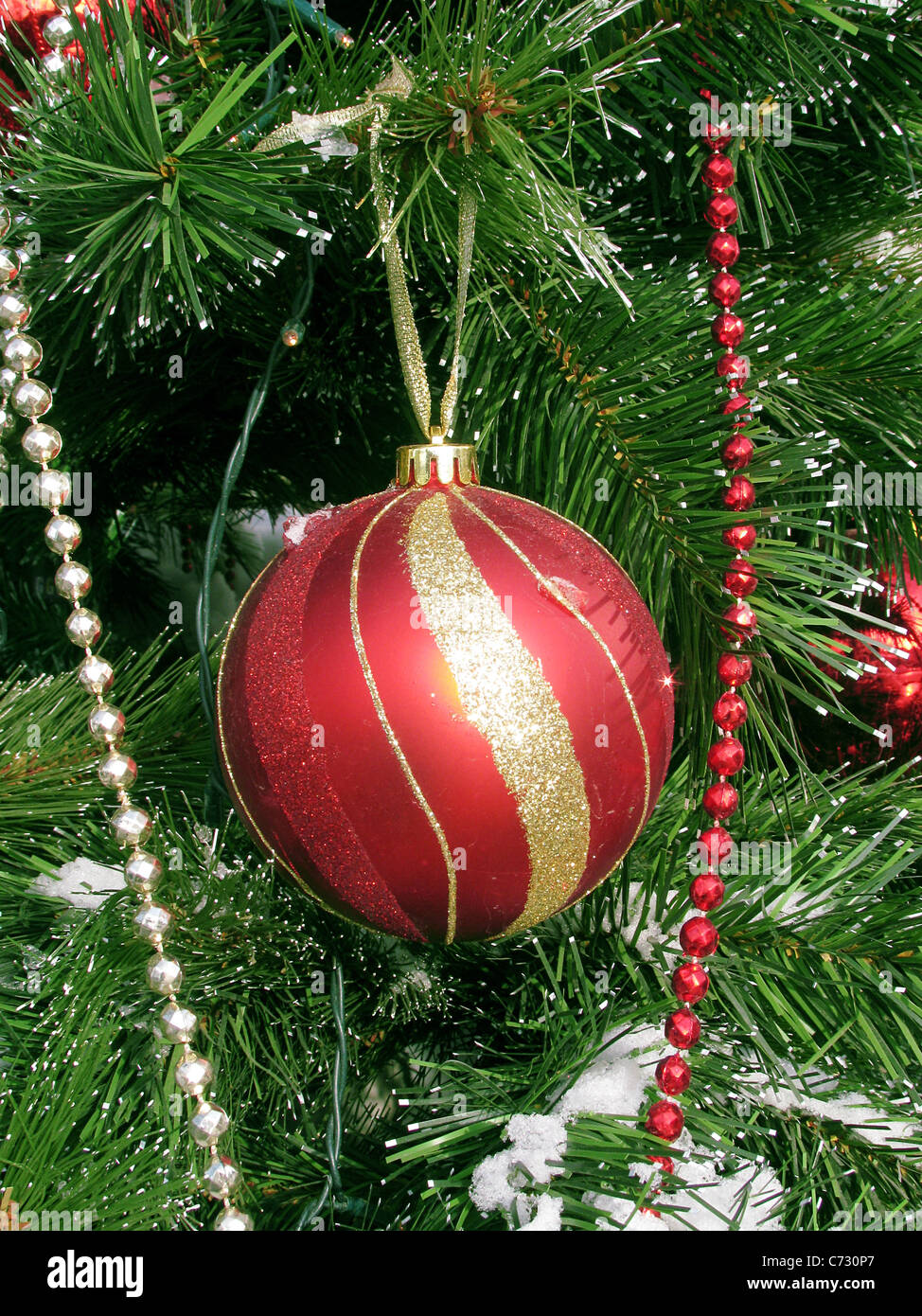 Balle rouge sur un arbre de Noël Banque D'Images