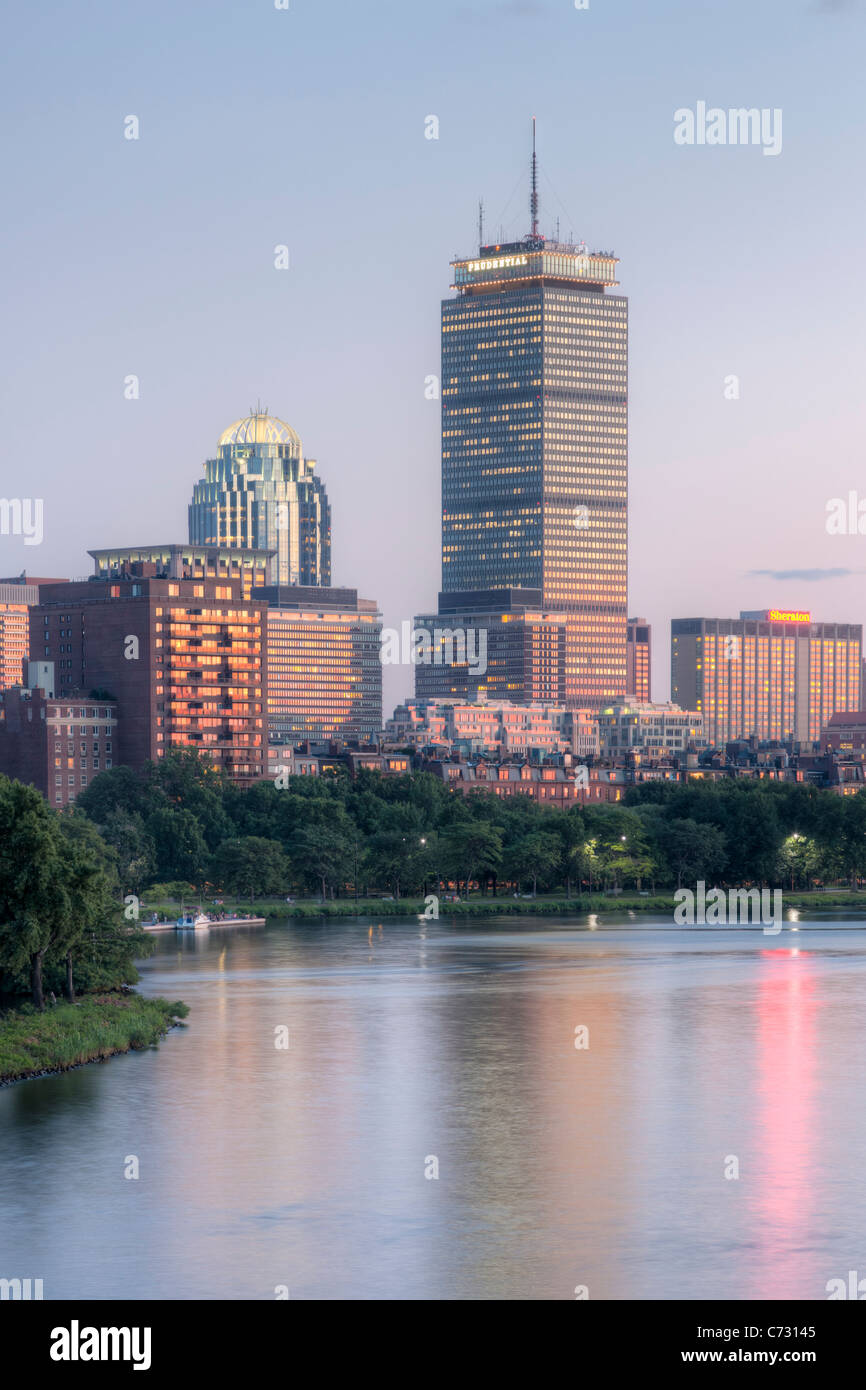 Les toits de Boston y compris du Prudential Center au crépuscule à Boston, Massachusetts. Banque D'Images