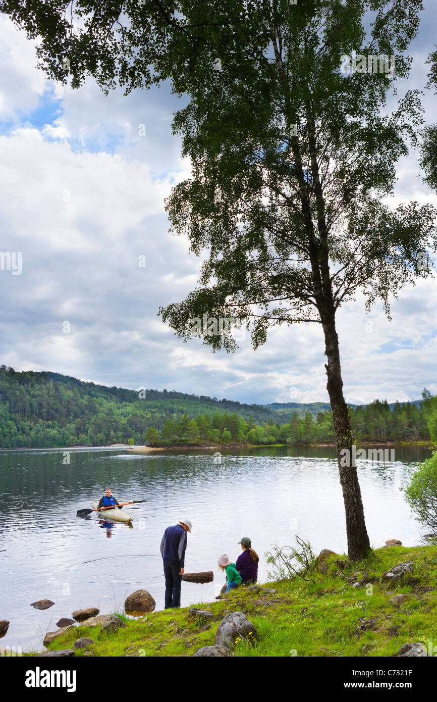 La famille sur les rives du Loch Beinn a' Mheadhain, Glen Affric, Highland, Scotland, UK Banque D'Images