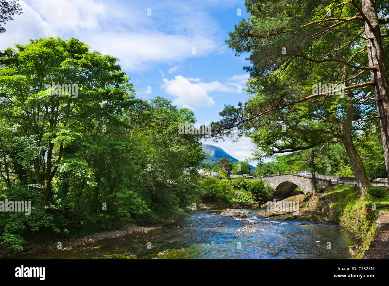 Pont sur la rivière de l'Europe dans le village de Glencoe, Glen Coe, Highlands, Scotland, UK Banque D'Images