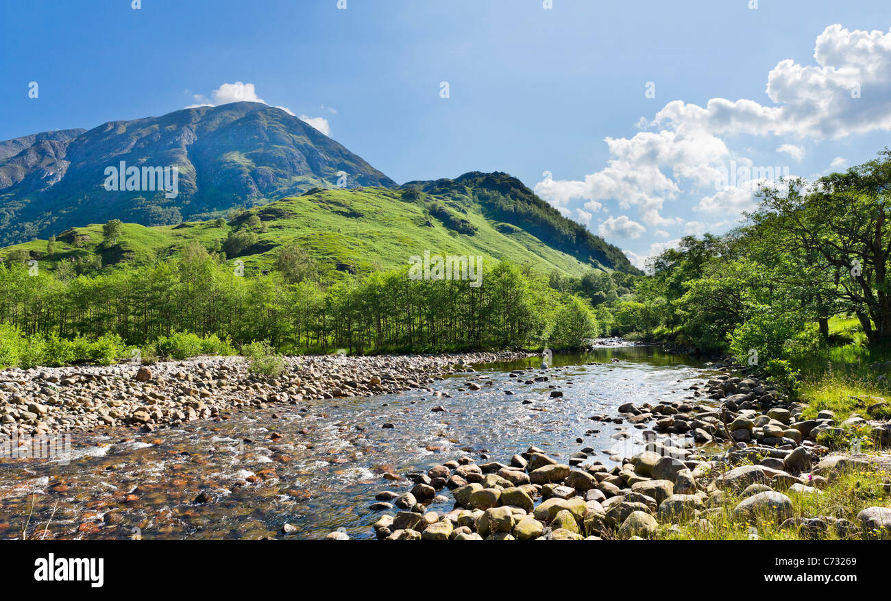 Ben Nevis (la plus haute montagne de Grande-Bretagne) avec en premier plan, rivière Nevis Glen Nevis, Lochabar, Highlands, Scotland, UK Banque D'Images