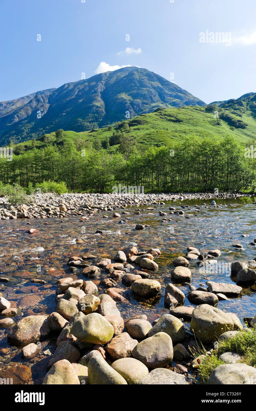 Ben Nevis (la plus haute montagne de Grande-Bretagne) avec en premier plan, rivière Nevis Glen Nevis, Lochabar, Highlands, Scotland, UK Banque D'Images