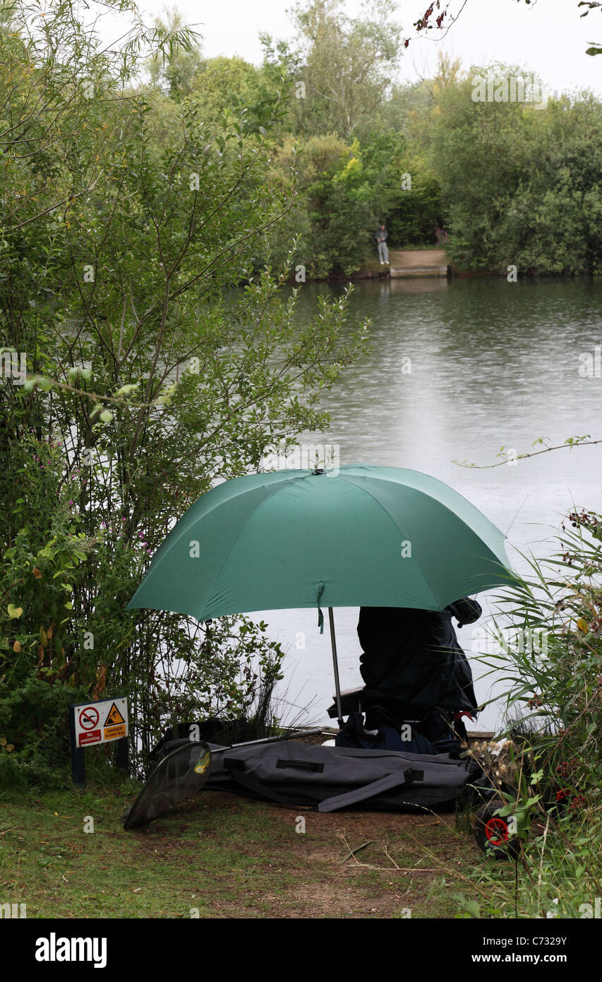 La pêche dans la pluie Milton Cambridgeshire Angleterre Banque D'Images