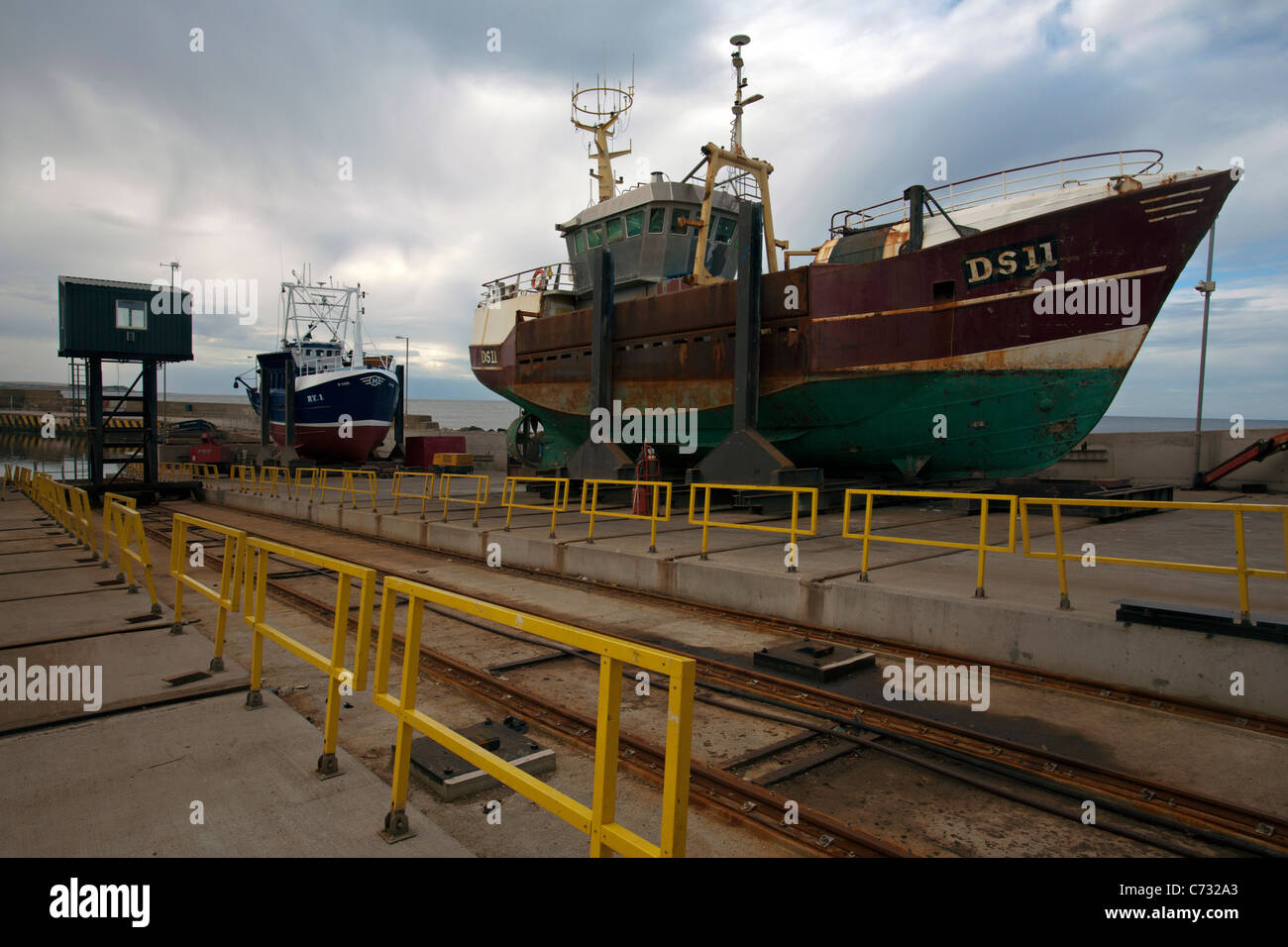 Bateau de pêche sur une cale en Ecosse Banque D'Images