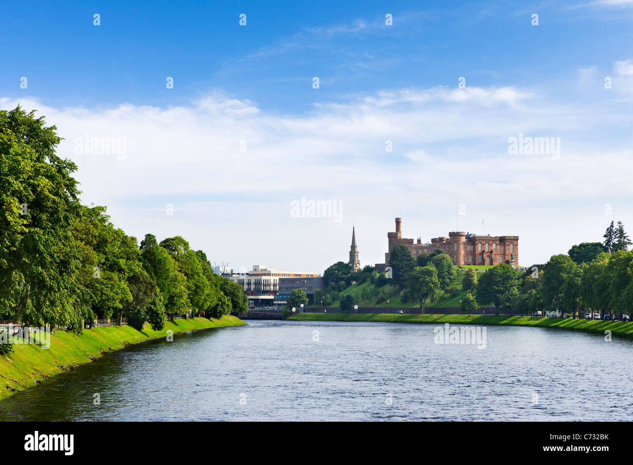 La rivière Ness et le château d'Inverness, Inverness, Highland, Scotland, UK Banque D'Images
