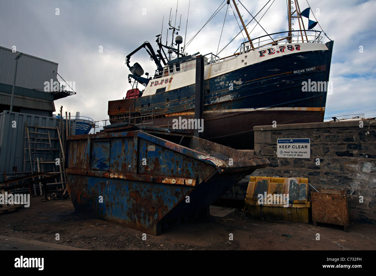 Bateau de pêche sur une cale en Ecosse Banque D'Images