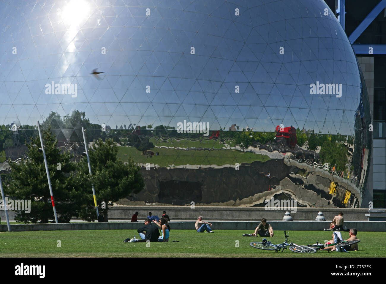 La Géode cinéma composé d'une sphère d'acier 6433 miroirs triangle Cité des Sciences Parc de la Villette Cité des sciences 19ème arr Banque D'Images