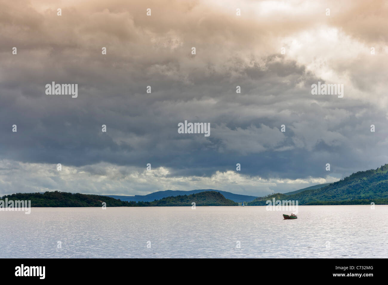 Petit bateau sur le Loch Lomond prises à partir de la côte est près de Monifieth, Ecosse, Royaume-Uni Banque D'Images