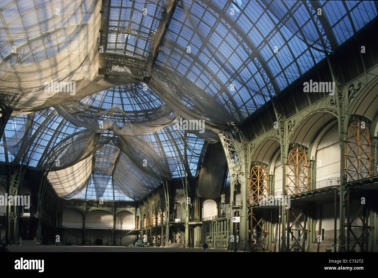 Grand Palais construit pour l'Exposition Universelle de 1900 le filet sous le toit est de prévenir les chutes d'objet au cours des 12 dernières années renov Banque D'Images