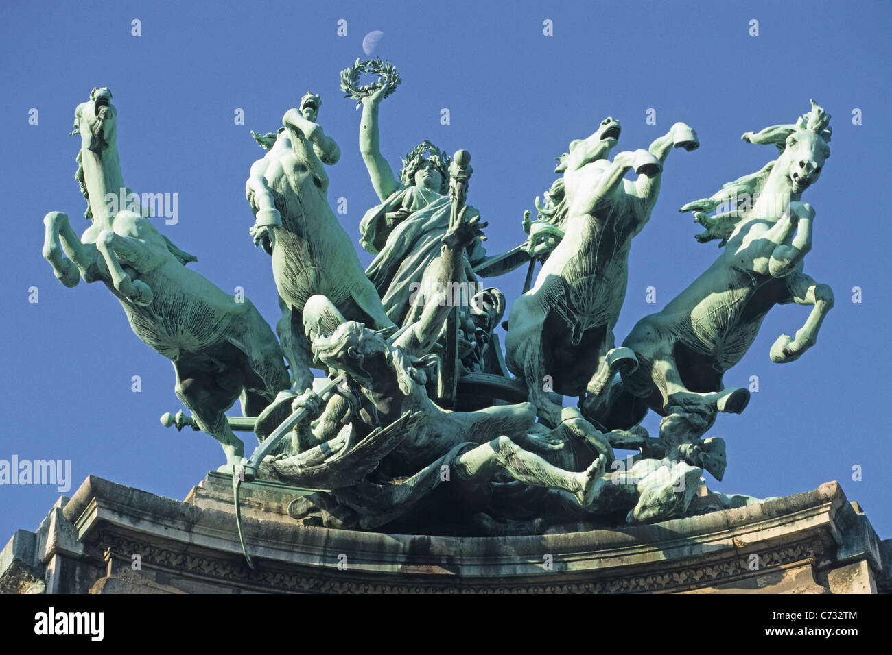 Quatre chars cheval, quadrige, sur le sommet du Grand Palais, construit pour l'Exposition Universelle de 1900, Paris, France Banque D'Images