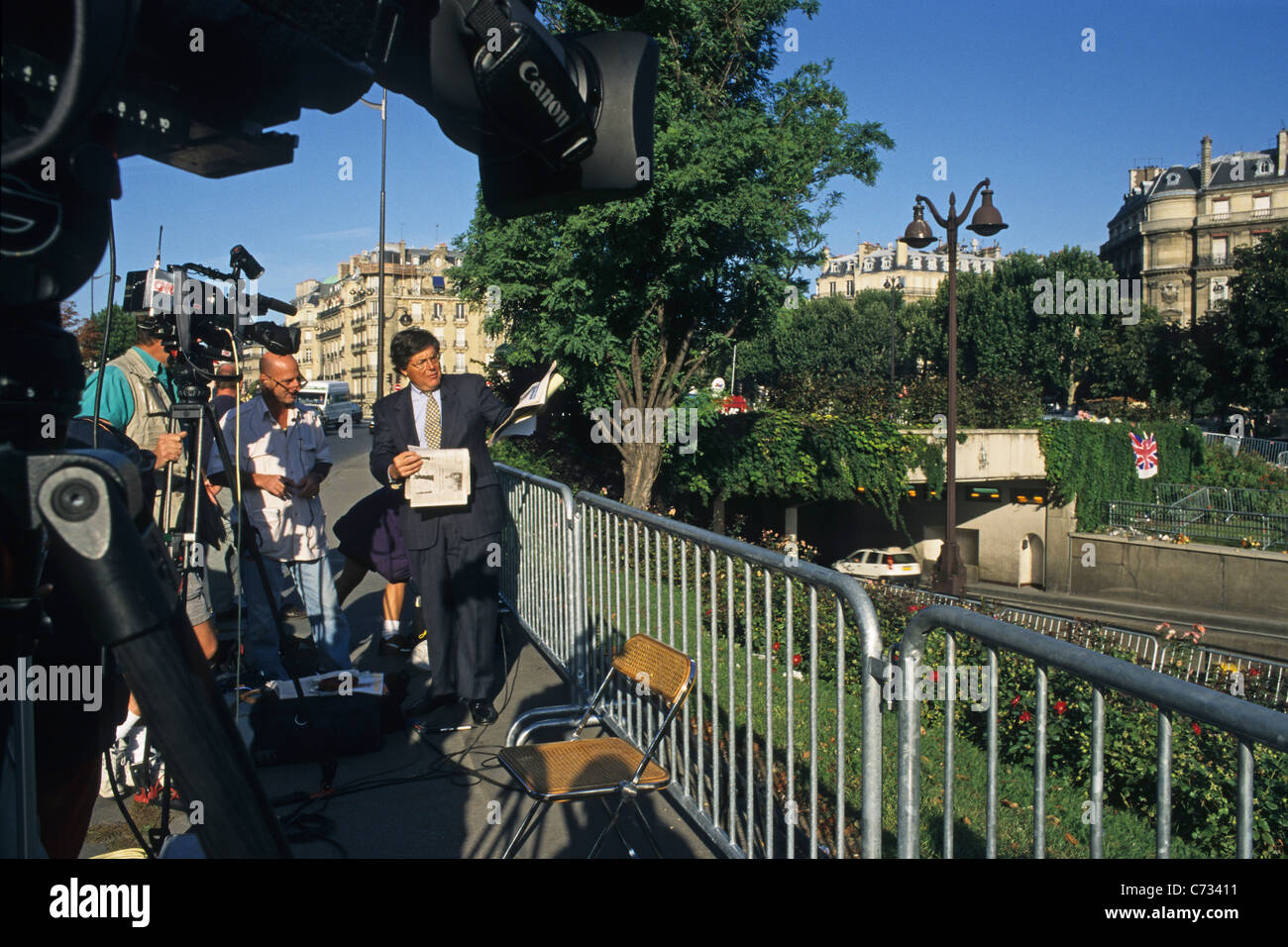 Les gens au memorial place Pont de l'Alma, 8. Arrondissement, Paris, France, Europe Banque D'Images