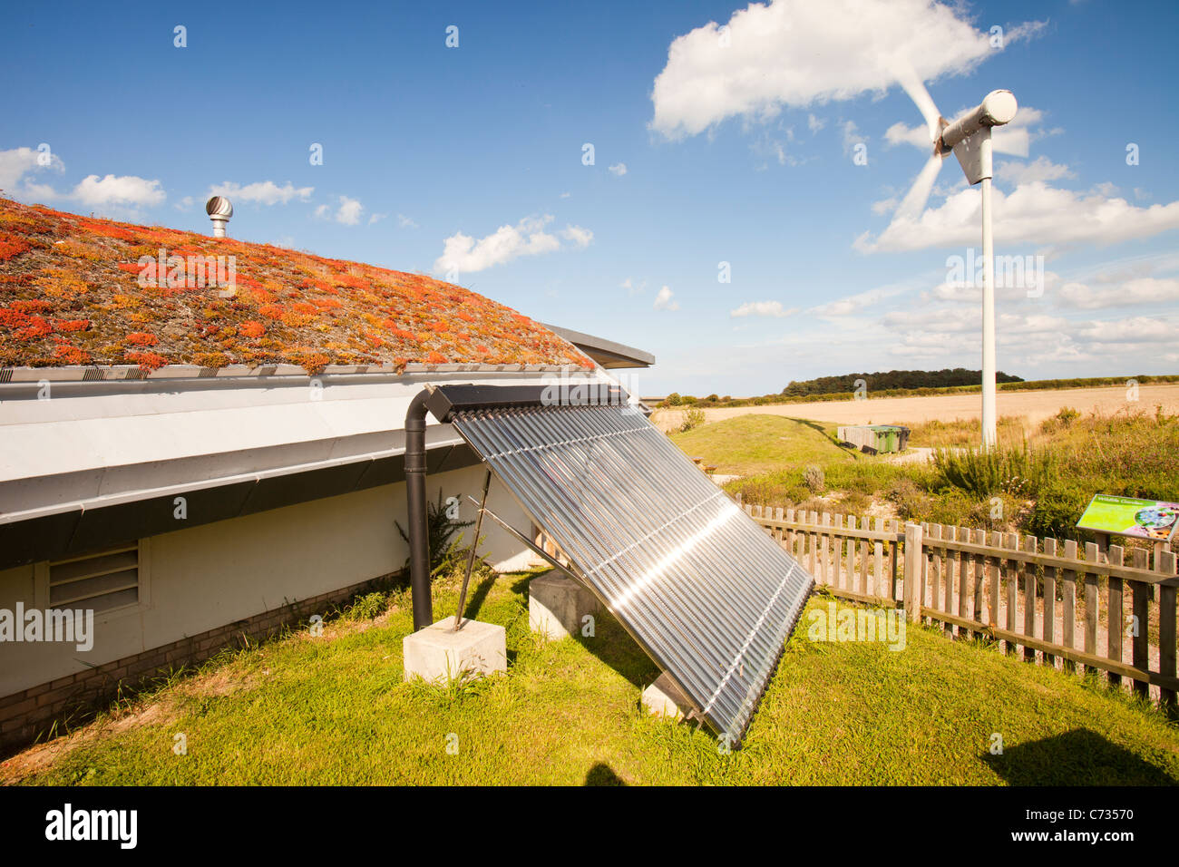 Le CLAJ, centre d'accueil de la réserve naturelle d'un bâtiment écologique hautement avec l'énergie renouvelable et de l'eau gris collection. Norfolk, Royaume-Uni. Banque D'Images