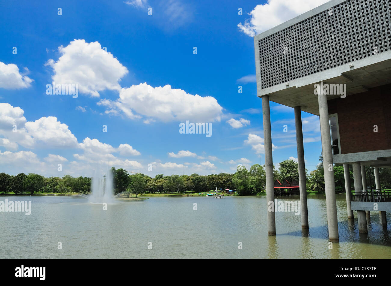 La construction de la piscine et de la fontaine dans le ciel bleu Banque D'Images