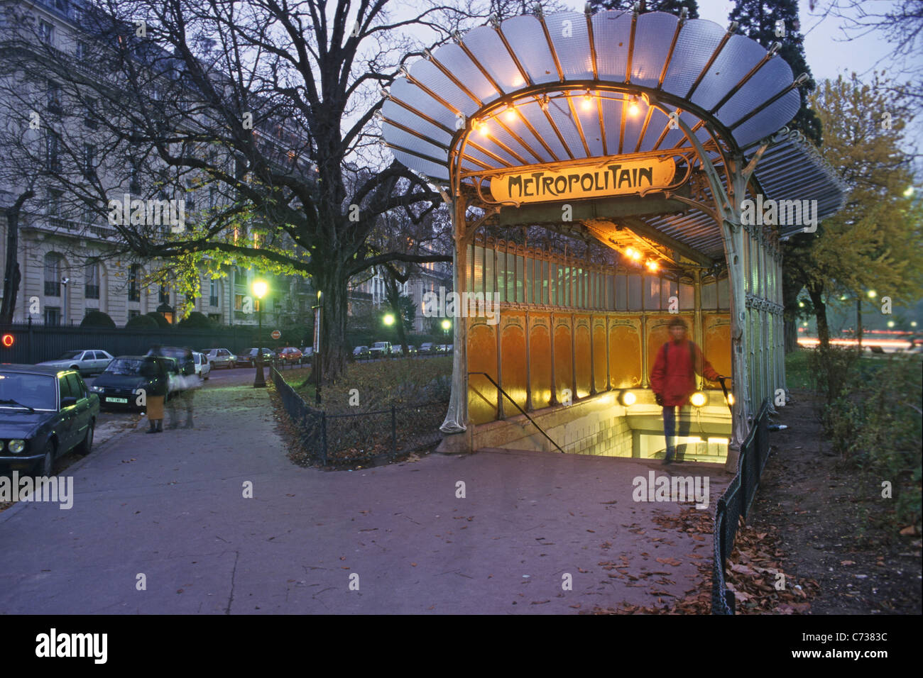 Entrée du métro dans la soirée, Porte Dauphine, Paris, France, Europe Photo  Stock - Alamy