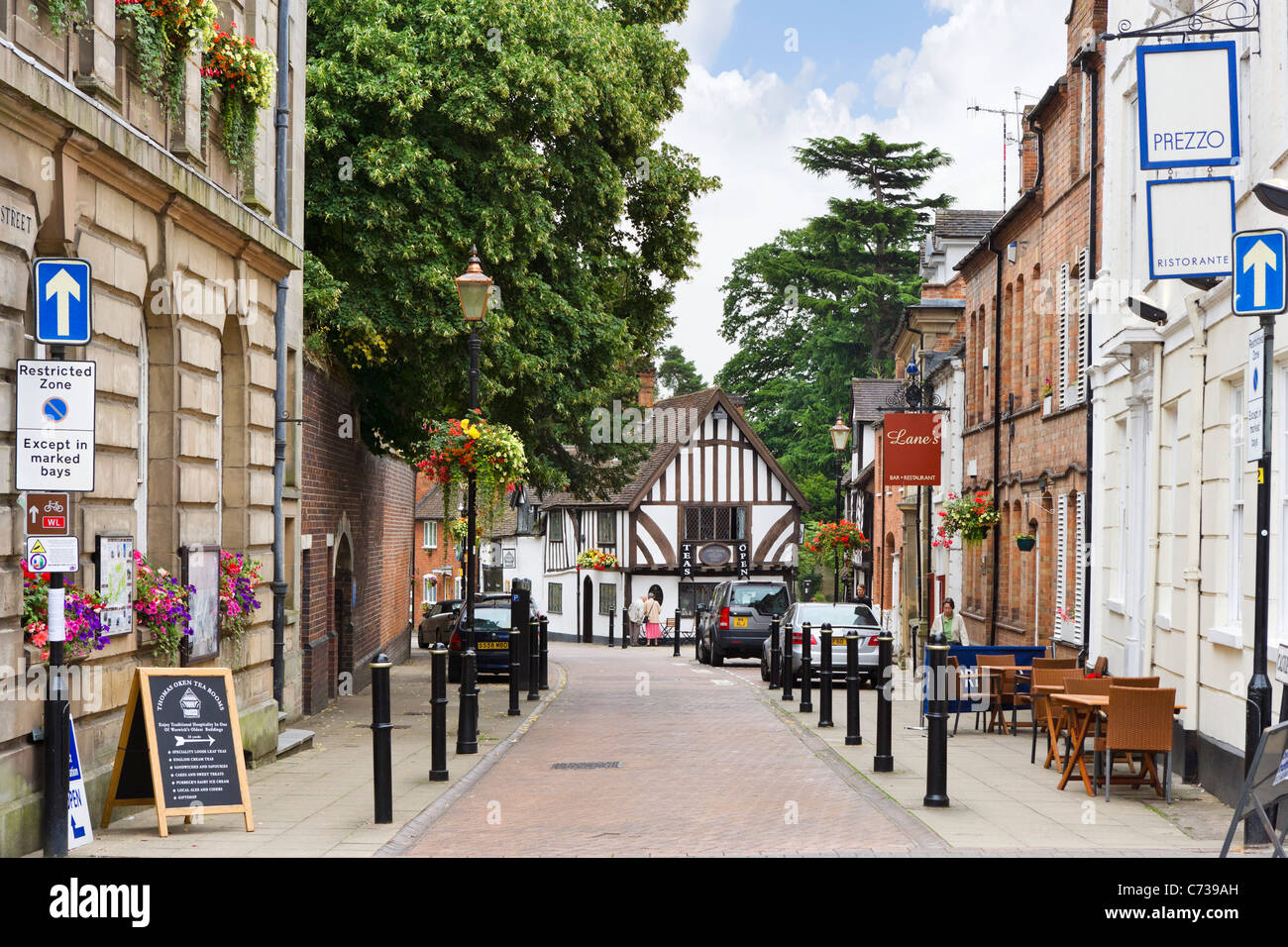 Cafés et restaurants sur Castle Street dans le vieux centre ville, Warwick, Warwickshire, England, UK Banque D'Images