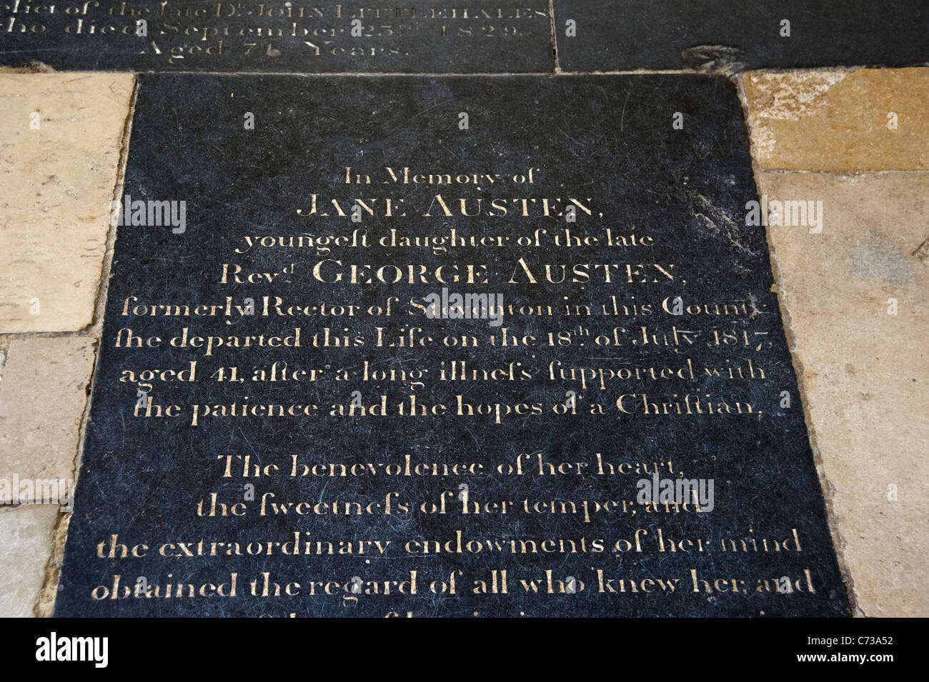 Tombe de la romancière Jane Austen dans la nef de la cathédrale de Winchester, Winchester, Hampshire, England, UK Banque D'Images