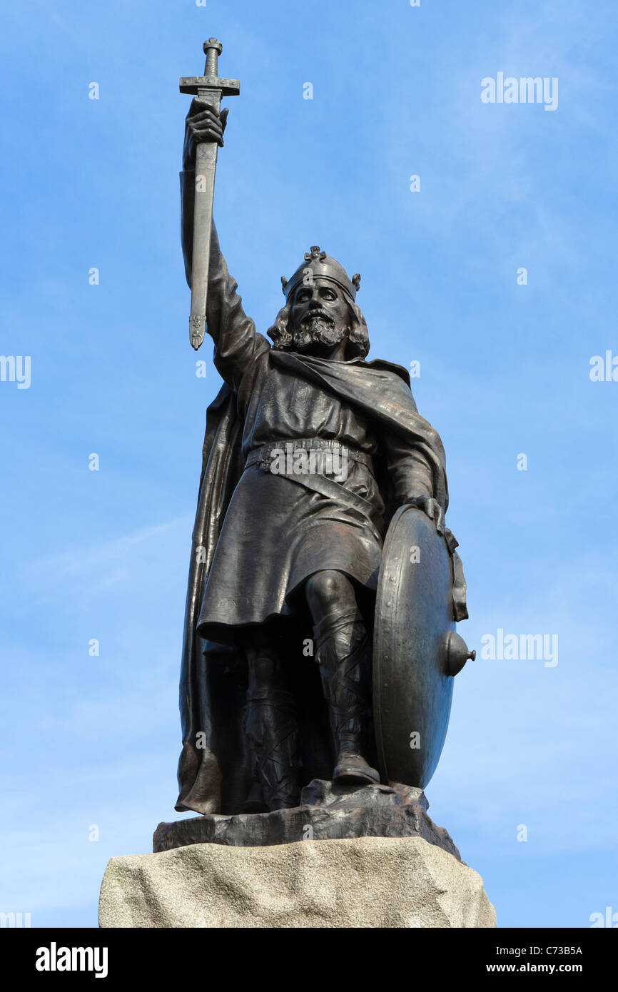 Statue du Roi Alfred le Grand sur Broadway dans le centre-ville, Winchester, Hampshire, England, UK Banque D'Images