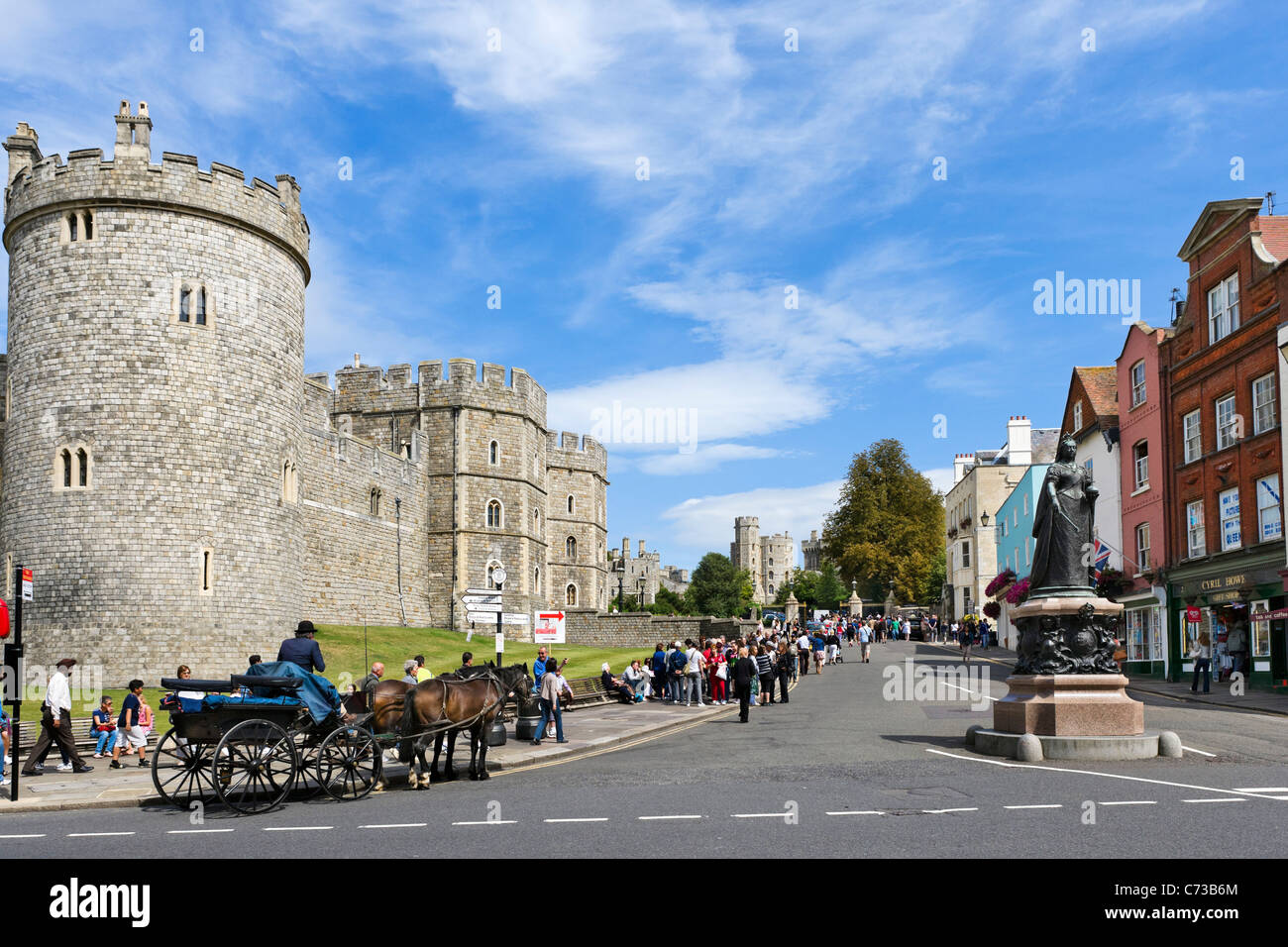 Le Château de Windsor de la Grand-rue avec statue de la reine Victoria à l'avant-plan, Windsor, Berkshire, England, UK Banque D'Images