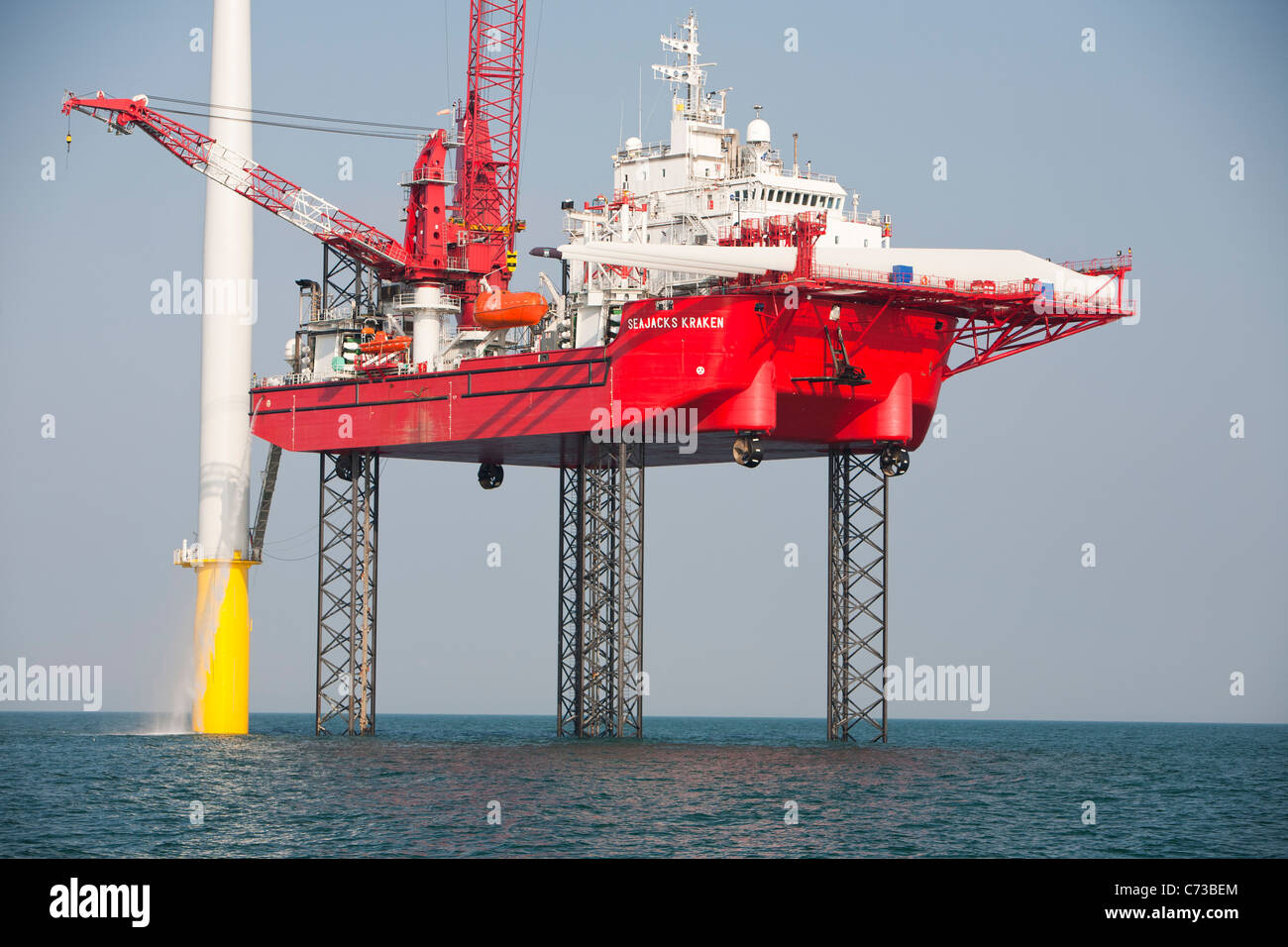 Le cric l'barge, Krakken, ascenseurs d'une lame en place sur une éolienne sur l'éolien offshore Walney, Cumbria, UK Banque D'Images