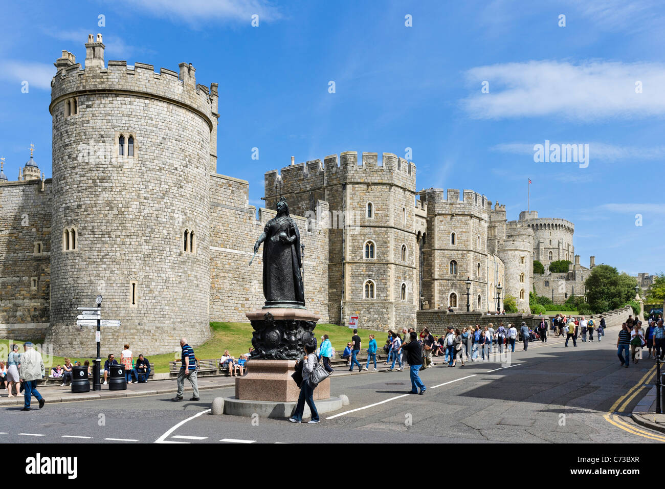 Le Château de Windsor de la Grand-rue avec statue de la reine Victoria à l'avant-plan, Windsor, Berkshire, England, UK Banque D'Images