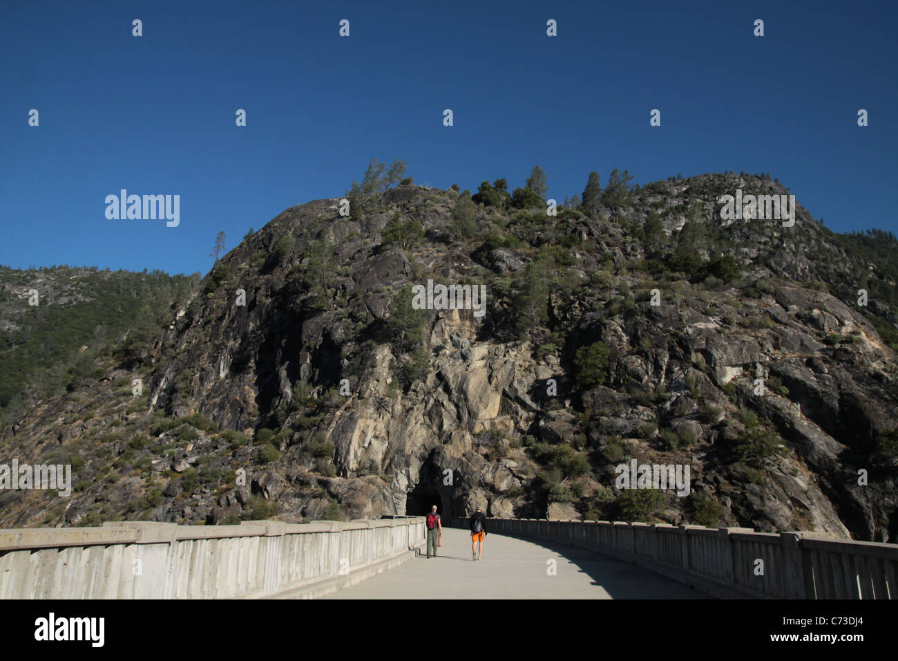 Deux hommes à pied à travers l'O'Shaughnessy dam Hetch Hetchy en Vallée. Banque D'Images