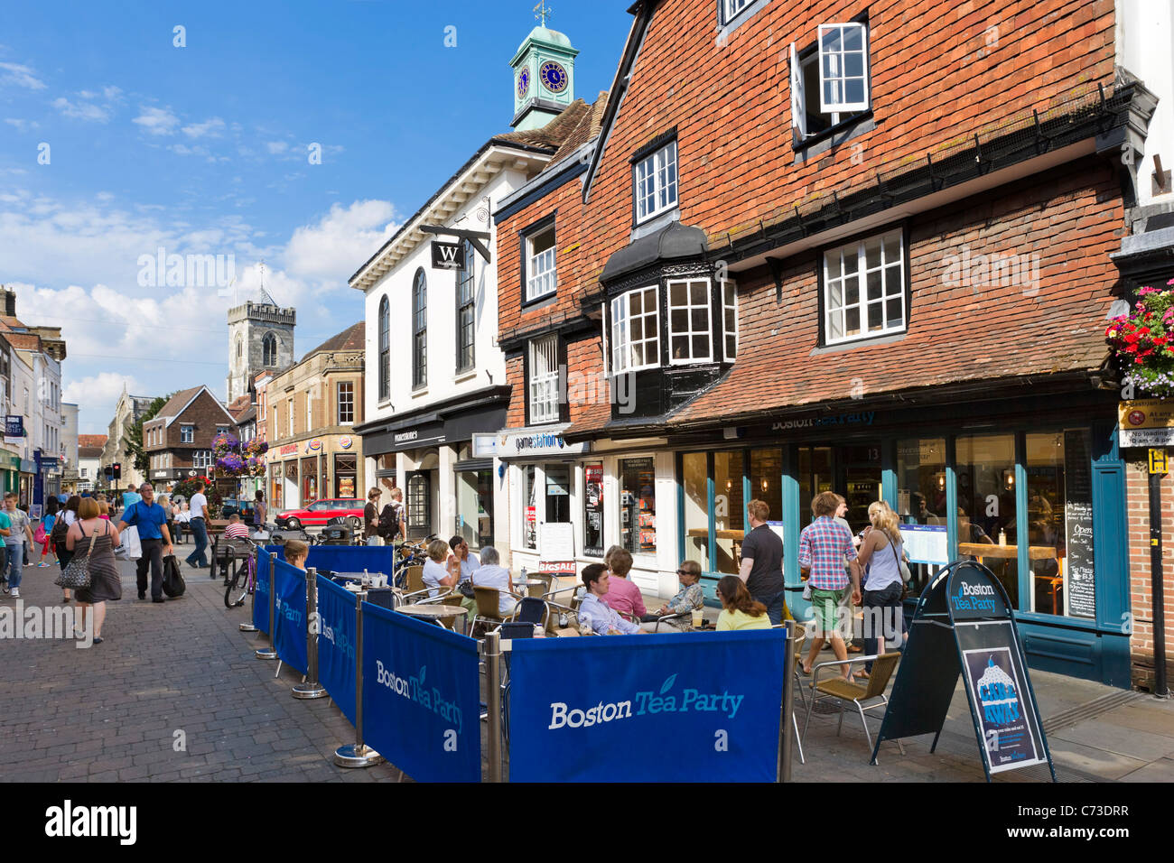 Café et boutiques sur la rue principale dans la région de Salisbury, Wiltshire, Angleterre, Royaume-Uni Banque D'Images