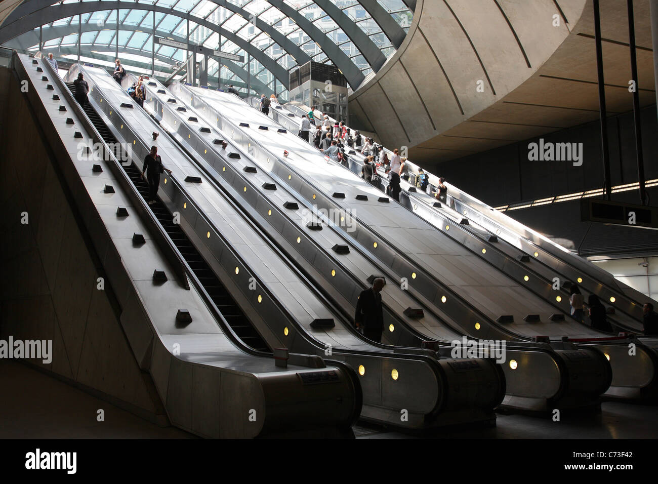 À l'escalier mécanique de la station de métro Canary Wharf. Banque D'Images