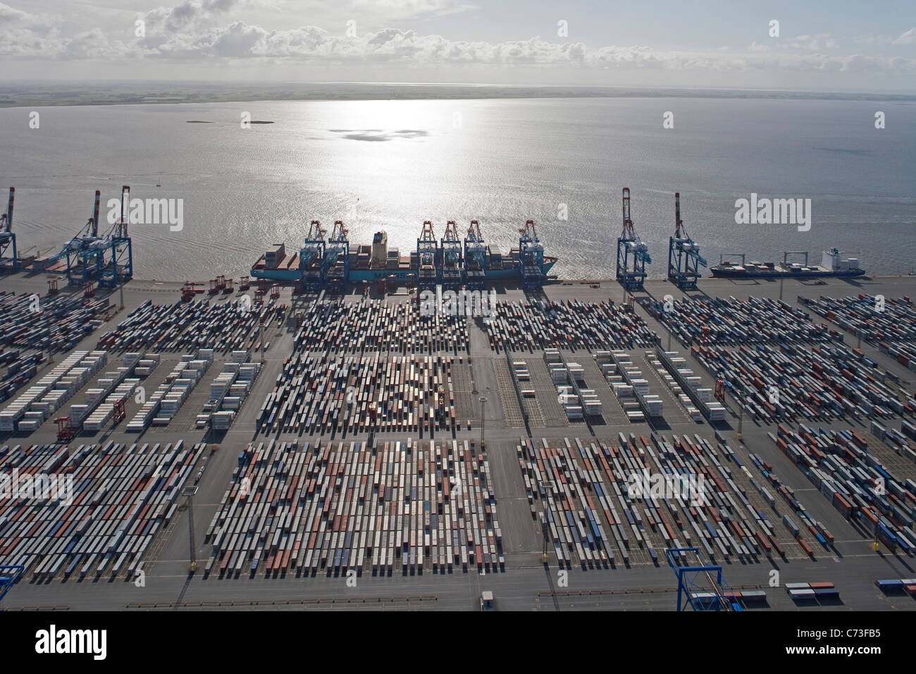 Vue aérienne du port à conteneurs, conteneurs et de grues de chargement dans le rétroéclairage, Bremerhaven, Allemagne du nord Banque D'Images