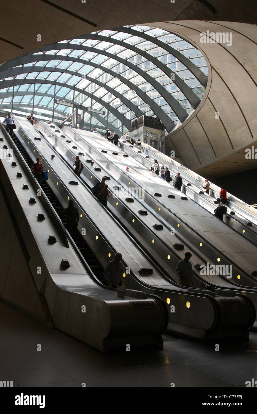 À l'escalier mécanique de la station de métro Canary Wharf. Banque D'Images