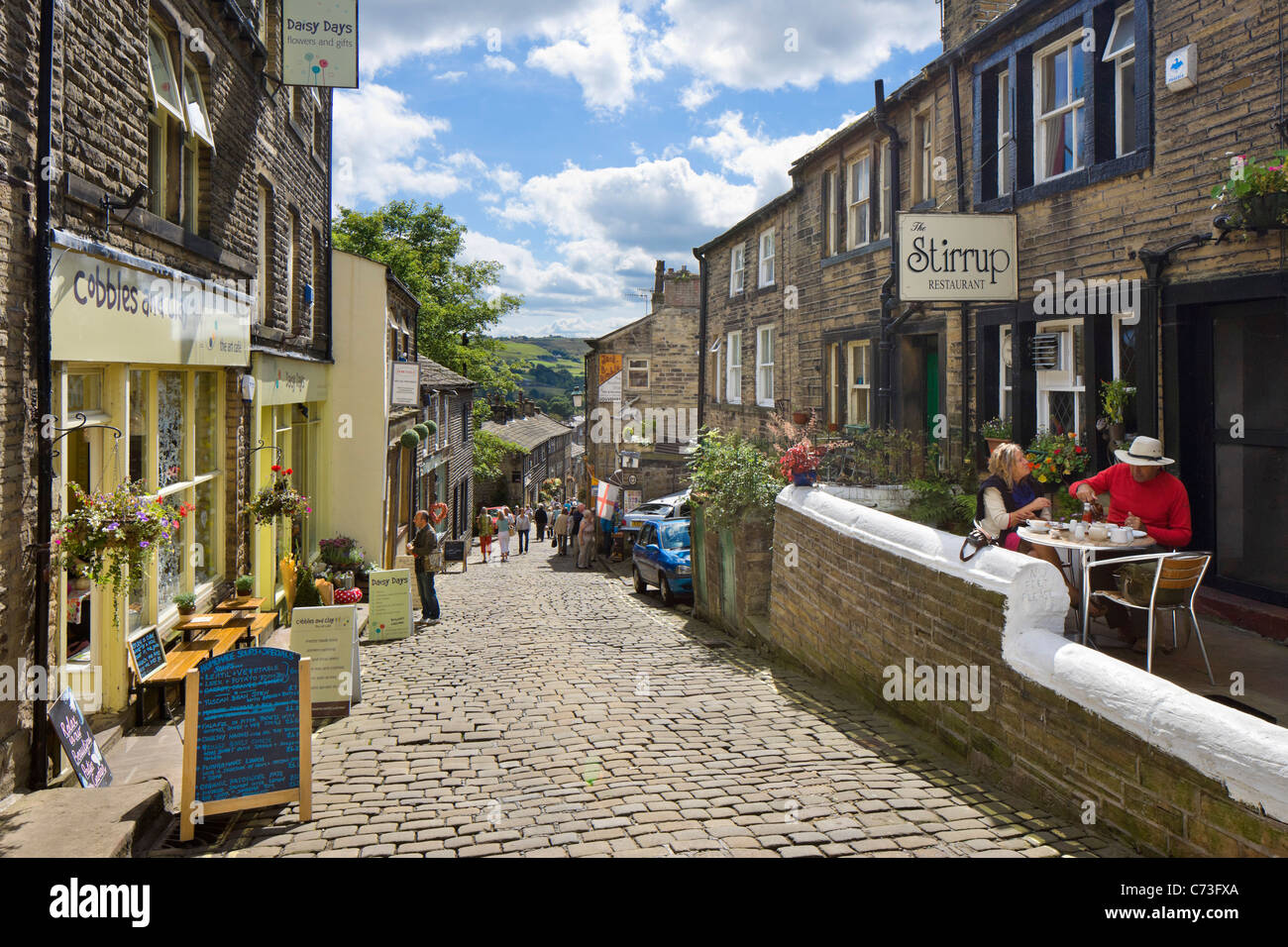 La rue principale dans le village de Keighley, West Yorkshire, England, UK Banque D'Images
