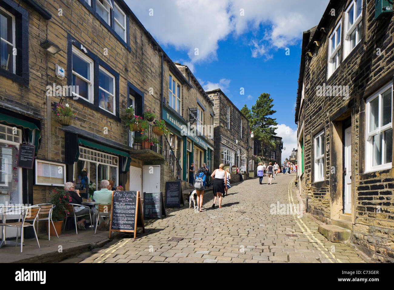 La rue principale dans le village de Keighley, West Yorkshire, England, UK Banque D'Images