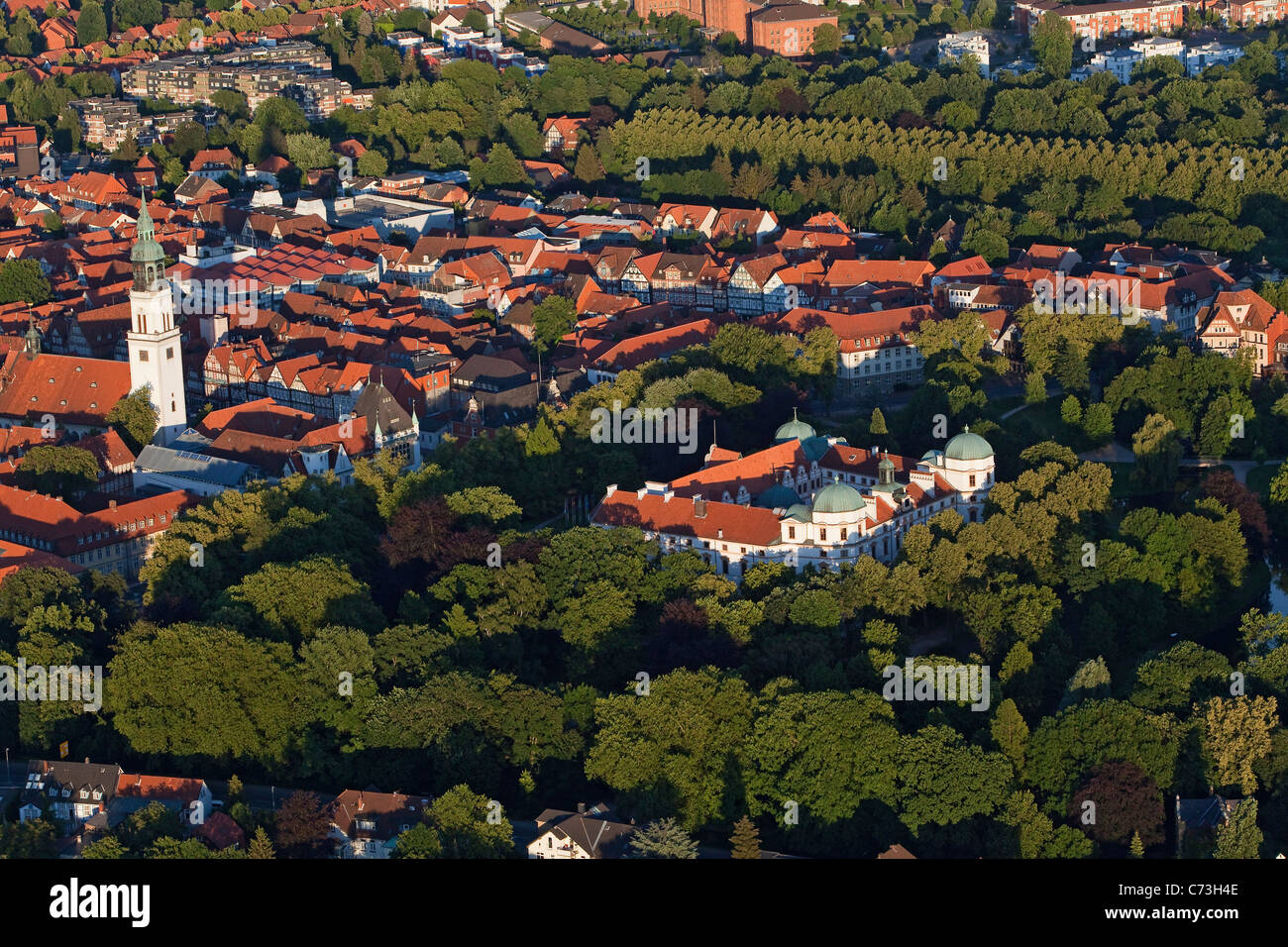 Vue aérienne de la vieille ville de Celle avec le château et le parc, Celle, Basse-Saxe, Allemagne du nord Banque D'Images