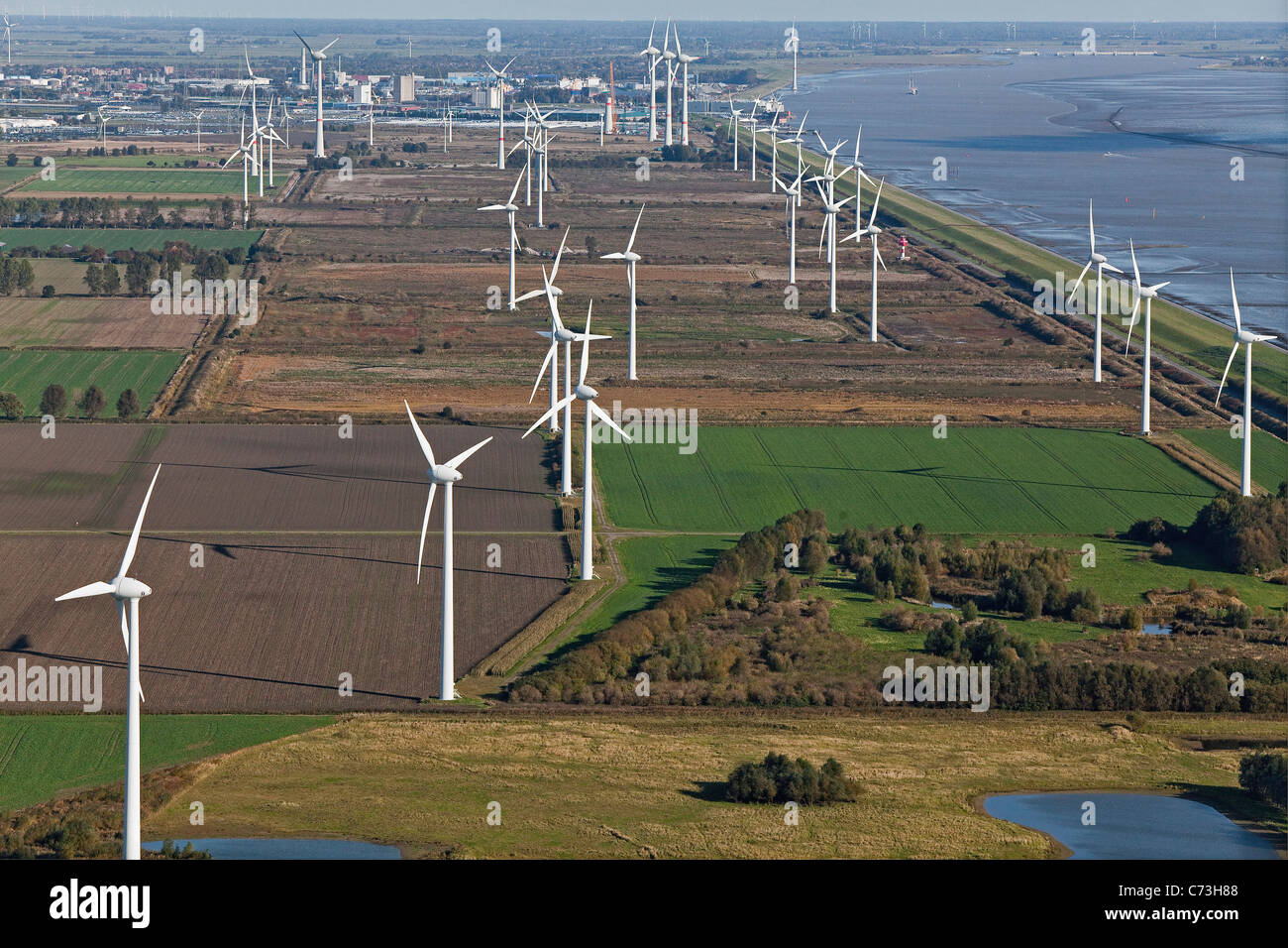Photo aérienne d'un parc éolien le long de la côte de la mer du Nord, les terres agricoles et du système de gestion de l'estuaire, l'Emden, Basse-Saxe, Allemagne du nord Banque D'Images