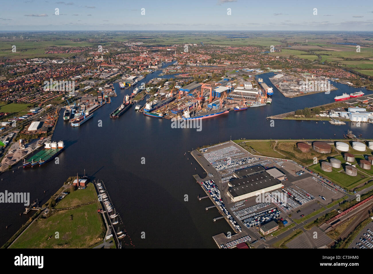 Vue aérienne du port d'Emden et la rivière Ems Harbour avec container terminal conteneurs et véhicules à l'exportation d'huile inférieur d'Emden Sa Banque D'Images