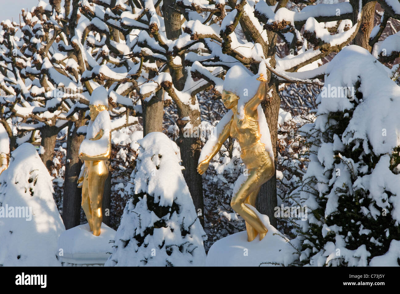 Herrenhausen Garten, statues en or dans la neige de l'hiver, théâtre en plein air, Hanovre, Basse-Saxe, Allemagne Banque D'Images